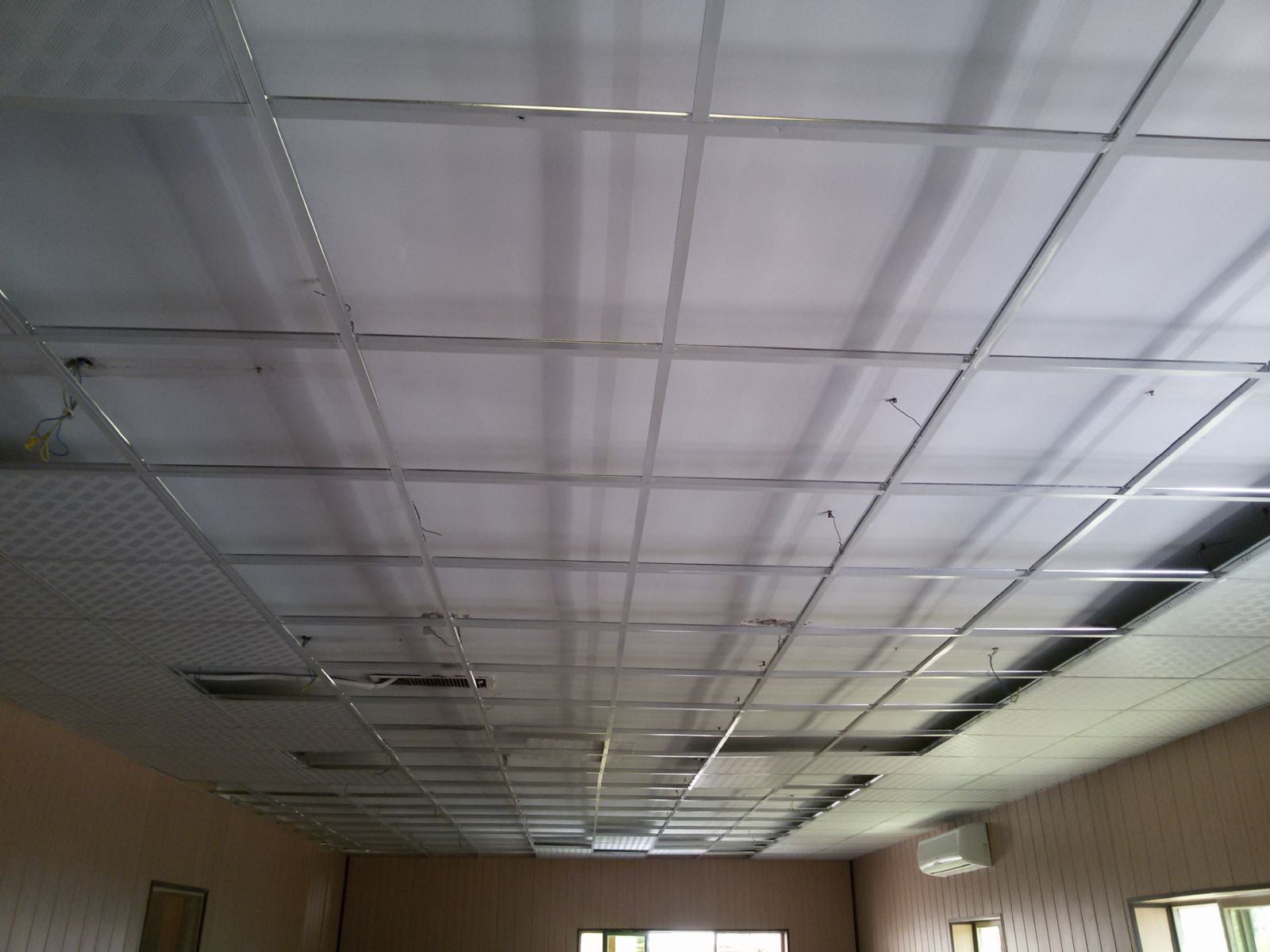 نصب و اجرای سقف کاذب شبکه بندی